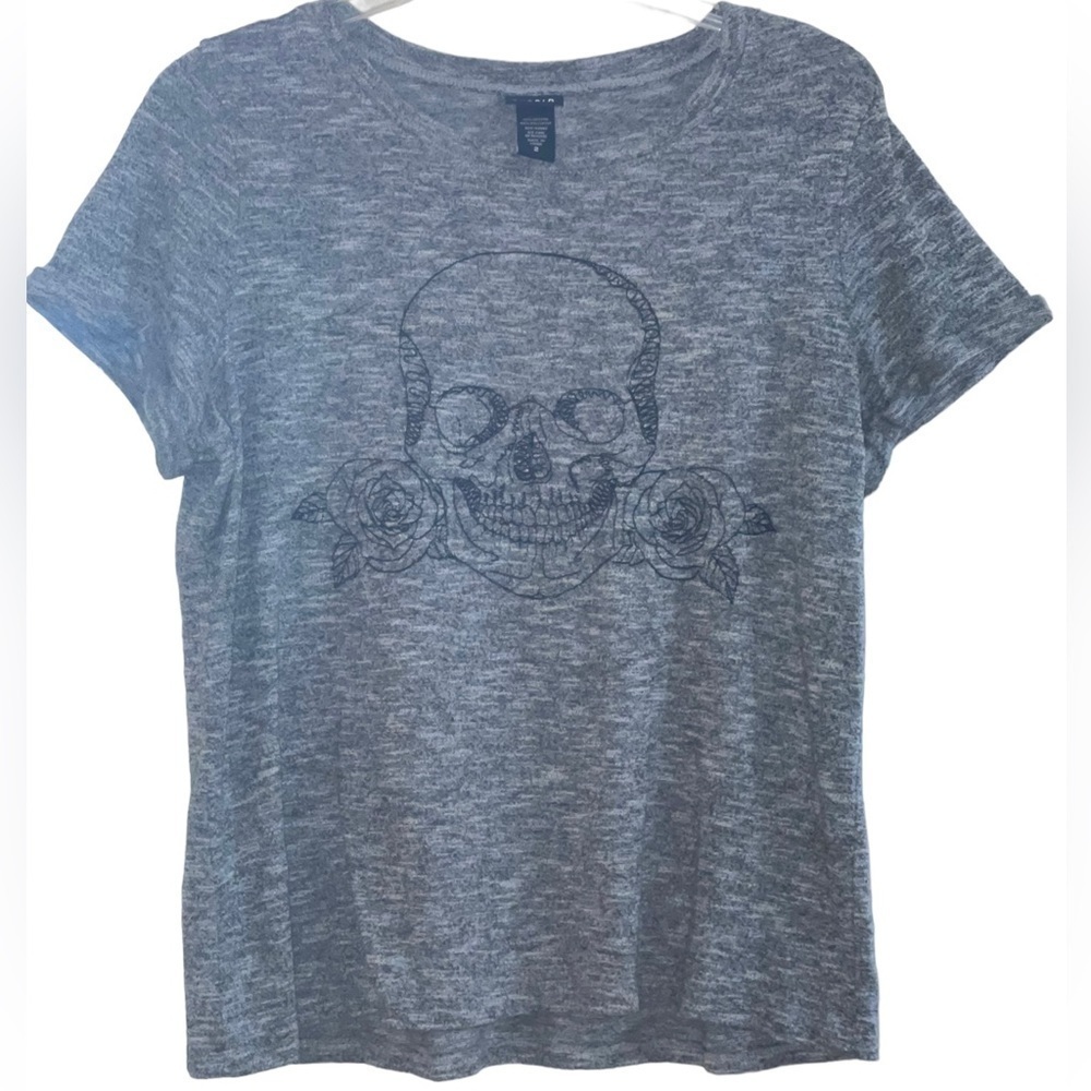 Torrid Skeleton w/ Rose Graphic Design On Heather Gray T-shirt. Size 2 GUC - Picture 3 of 8